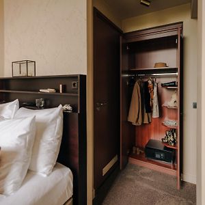 Kleines Zimmer mit Kingsize-Bett